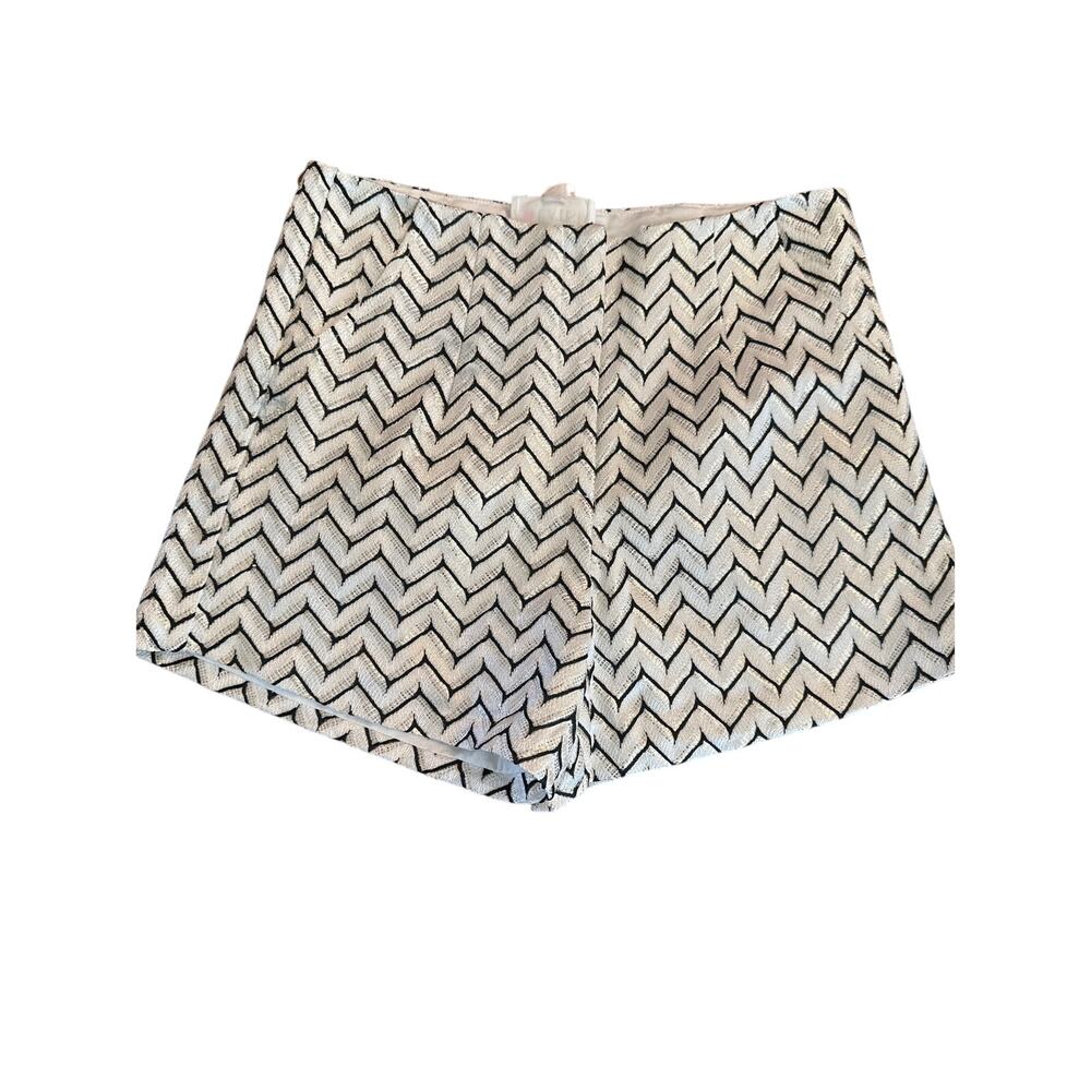 Women’s L’Atiste Cream Dressy Shorts. Size Small. NWT!